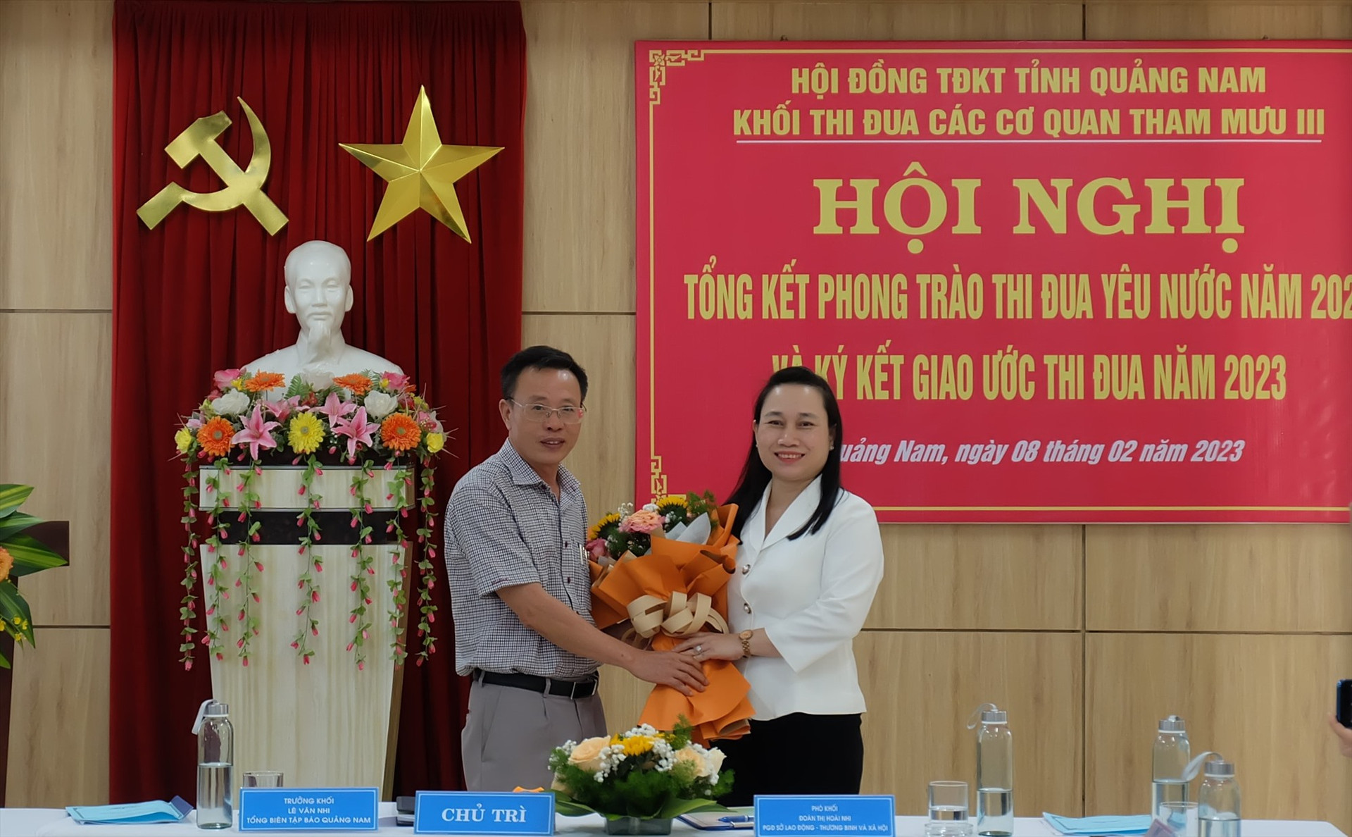 Đồng chí Lê Văn Nhi - Tổng Biên tập Báo Quảng Nam (Trưởng khối thi đua năm 2022)   tặng hoa chúc mừng cho bà Đoàn Thị Hoài Nhi - Phó Giám đốc Sở LĐ-TB&XH (Trưởng khối thi đua năm 2023). Ảnh: M.L