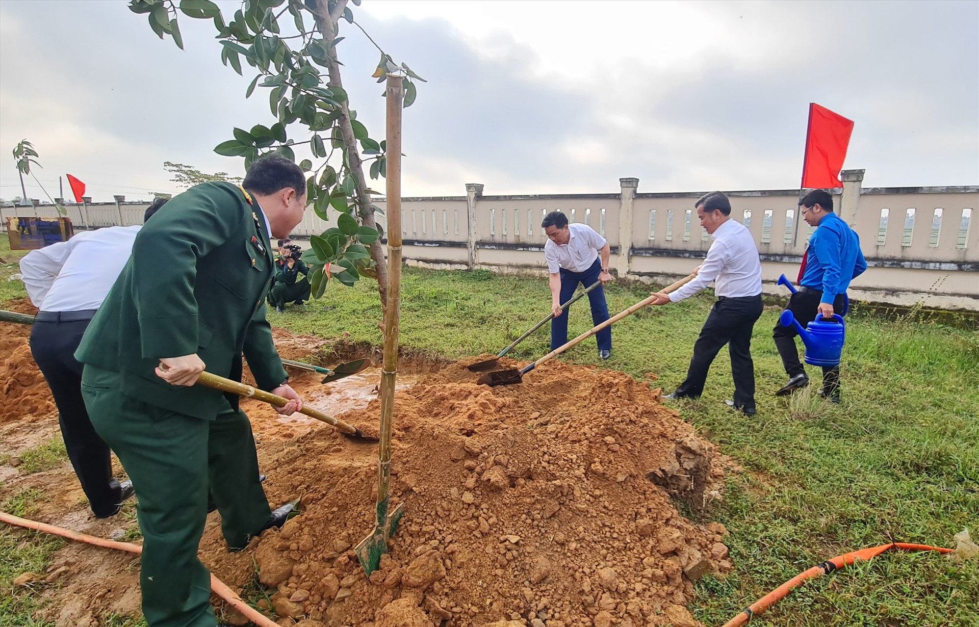 Phó Bí thư Thường trực Tỉnh ủy Lê Văn Dũng tham gia trồng cây xanh tại Đình làng Phiếm Ái. Ảnh: HOÀNG LIÊN