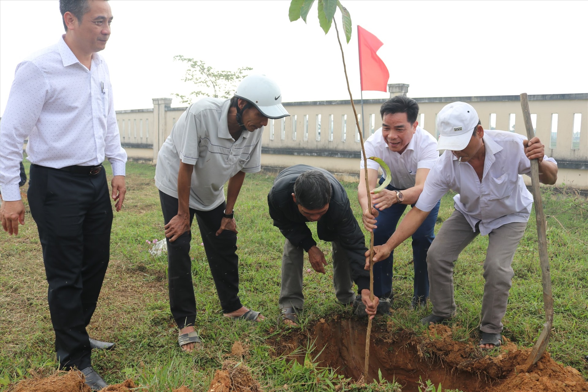 Lãnh đạo tỉnh, huyện và nhân dân tham gia trồng cây. Ảnh: HOÀNG LIÊN