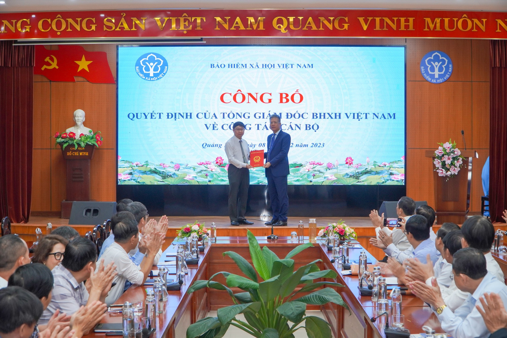 Phó Tổng Giám đốc BHXH Việt Nam Trần Đình Liệu trao Quyết định bổ nhiệm cho ông Văn Phú Quân. Ảnh: D.L