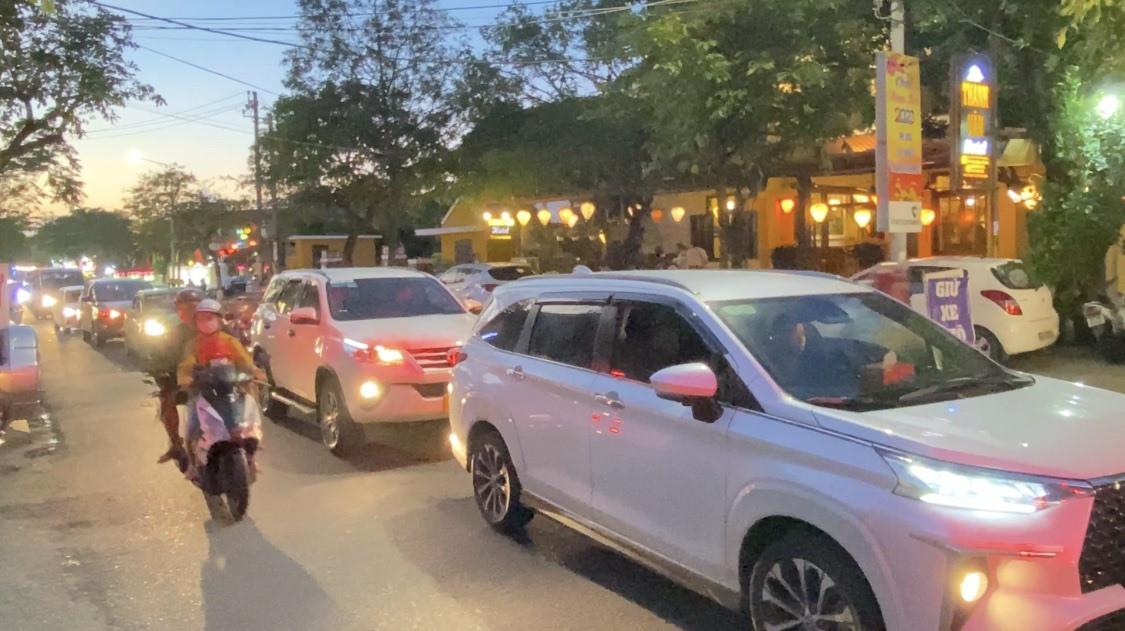 Lượng xe máy, xe ô tô tại các đường Phan Chu Trinh, Nguyễn Huệ, Lê Lợi (Hội An) dù đông nhưng được phân luồng hợp lý. Ảnh: H.Q
