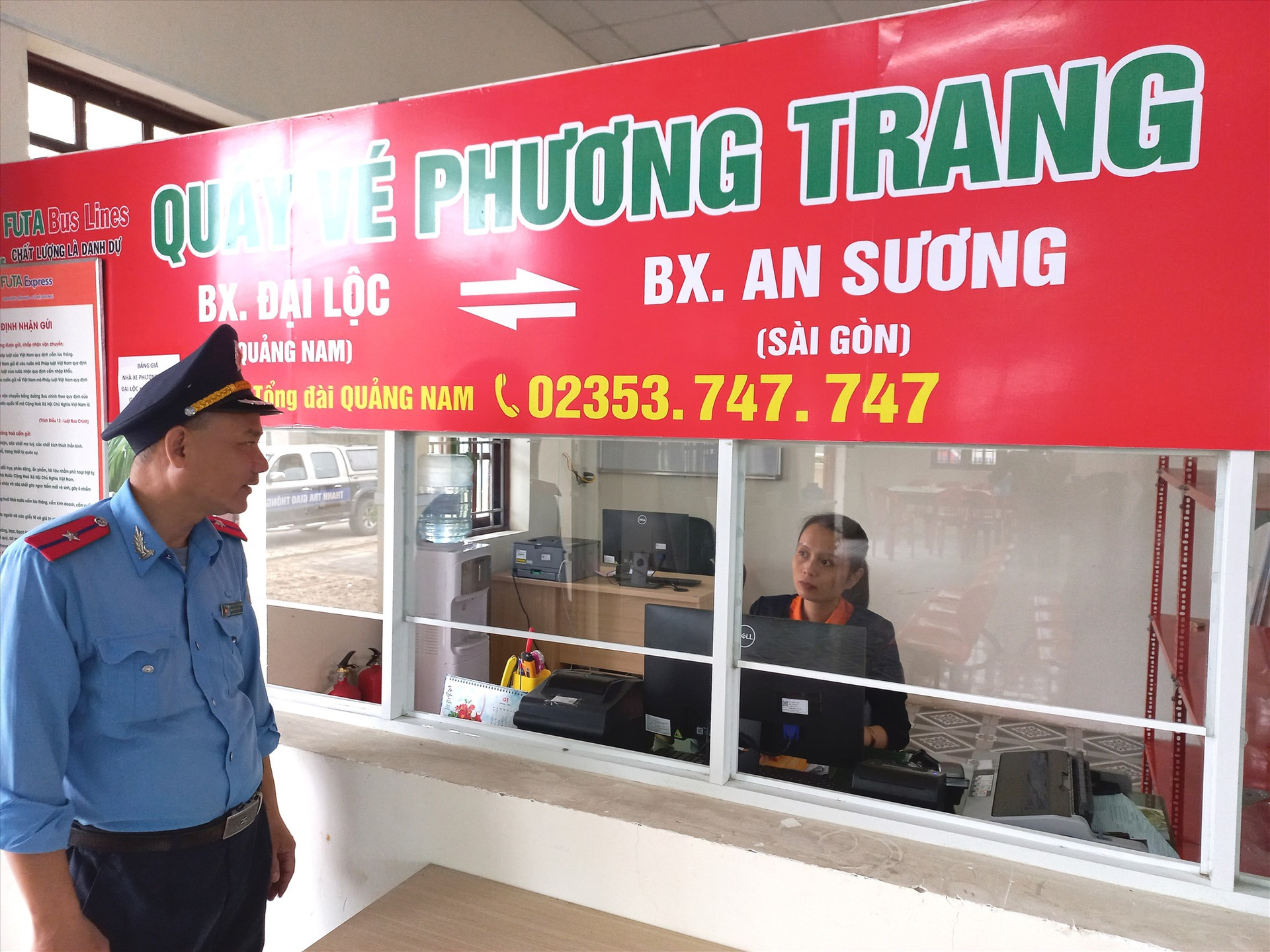 Kiểm tra việc niêm yết giá vé của nhà xe Phương Trang tại bến xe khách Đại Lộc. Ảnh: C.T