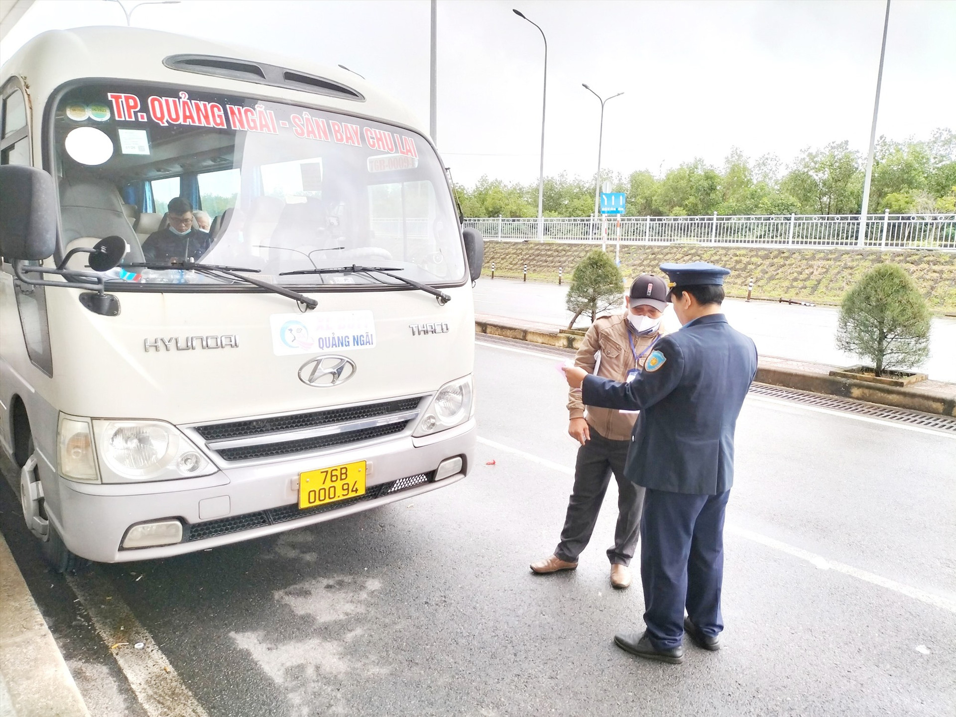 Thanh tra viên kiểm tra xe chở khách (đến từ tỉnh Quảng Ngãi) tại Cảng hàng không Chu Lai. Ảnh: C.T