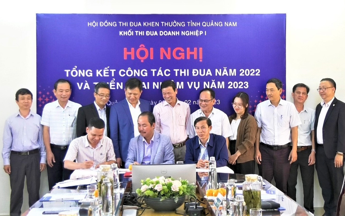 Các doanh nghiệp đăng ký giao ước thi đua năm 2023 với sự chứng kiến của đại diện Hội đồng Thi đua - Khen thưởng tỉnh Quảng Nam.