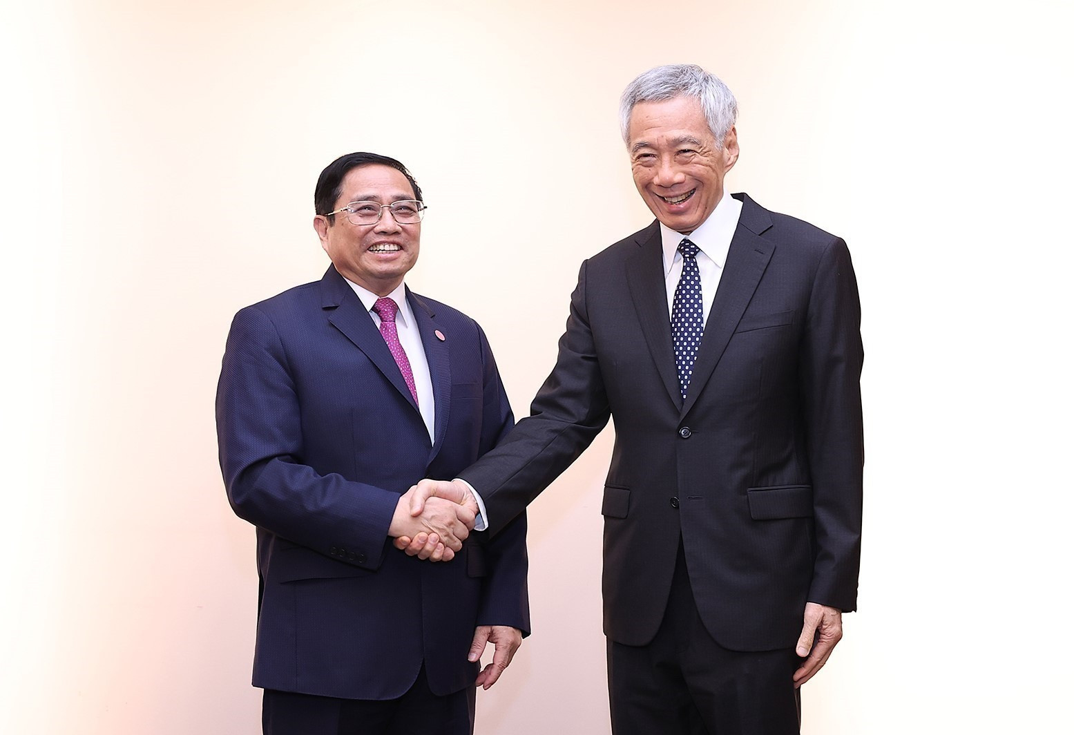 Thủ tướng Phạm Minh Chính và Thủ tướng Singapore Lý Hiển Long. Ảnh: VNA