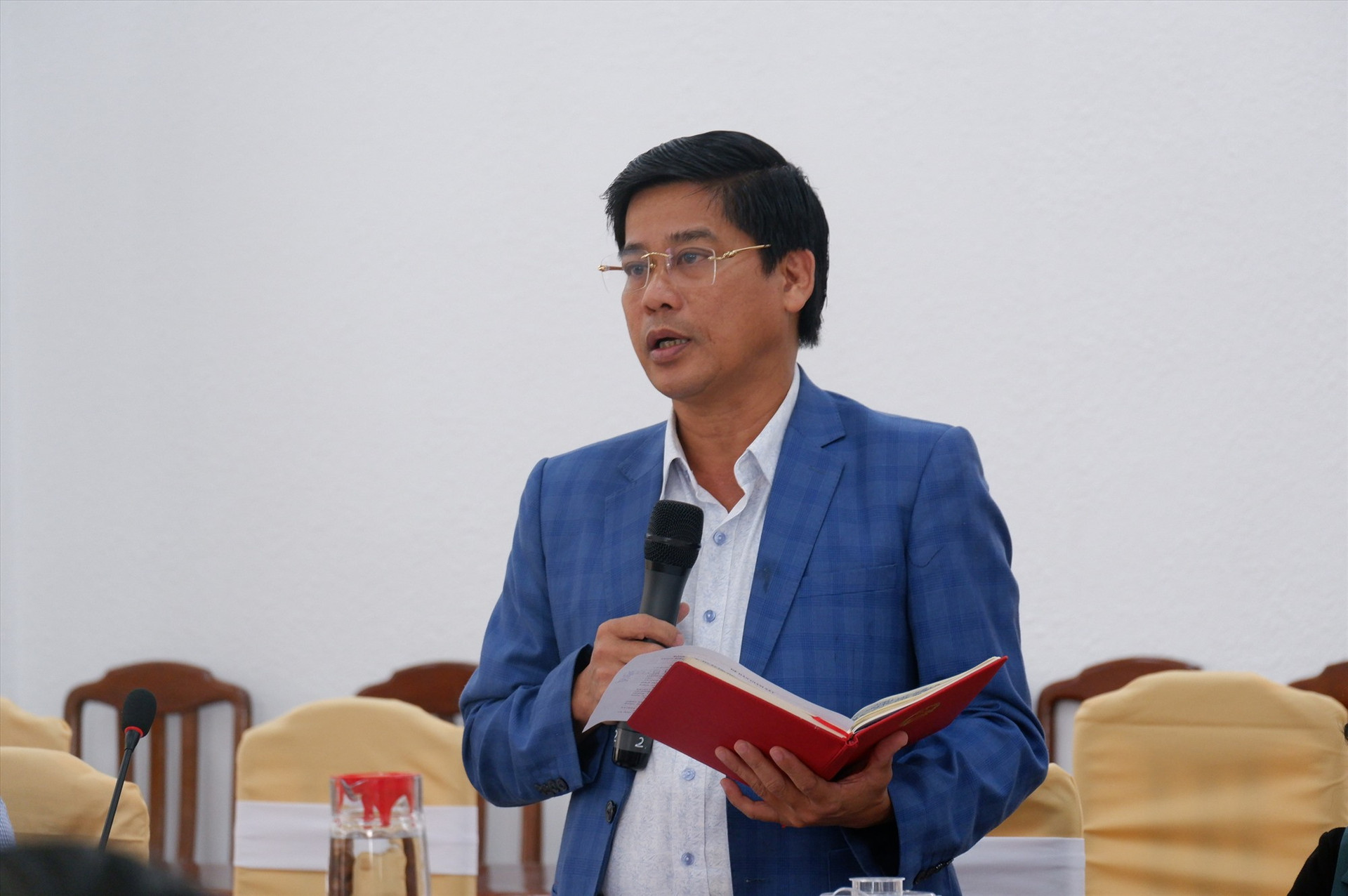 Phó Trưởng đoàn ĐBQH Dương Văn Phước phát biểu tại cuộc làm việc. Ảnh: X.H