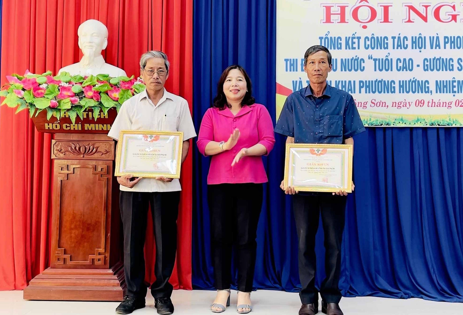 Phó Chủ tịch UBND huyện Nguyễn Thị Thu Thủy tặng giấy khen cho các tập thể xuất sắc trong phong trào “Tuổi cao gương sáng” năm 2022. Ảnh: TÂM LÊ