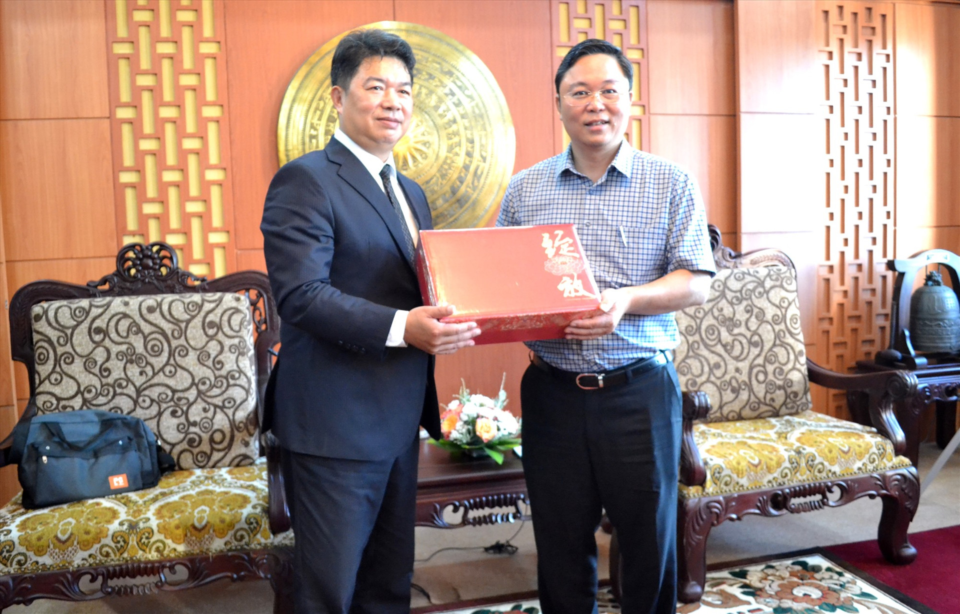 Ông Han Kuo Yao tặng Chủ tịch UBND tỉnh Lê Trí Thanh hộp trà đặc biệt Đài Loan. Ảnh: Q.VIỆT