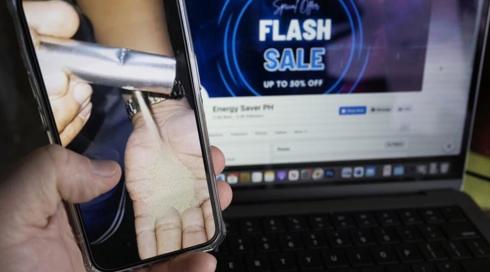 Cô Brenilyn Ayachock đăng clip cho thấy cục sạc mua trên mạng chứa đầy cát. Ảnh: AFP