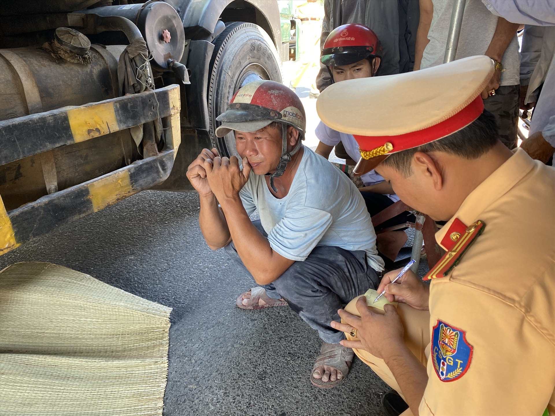 Gưing mặt thất thần của người ba em N. khi biết tin con mình tử vong do vụ tai nạn thương tâm này. H.N