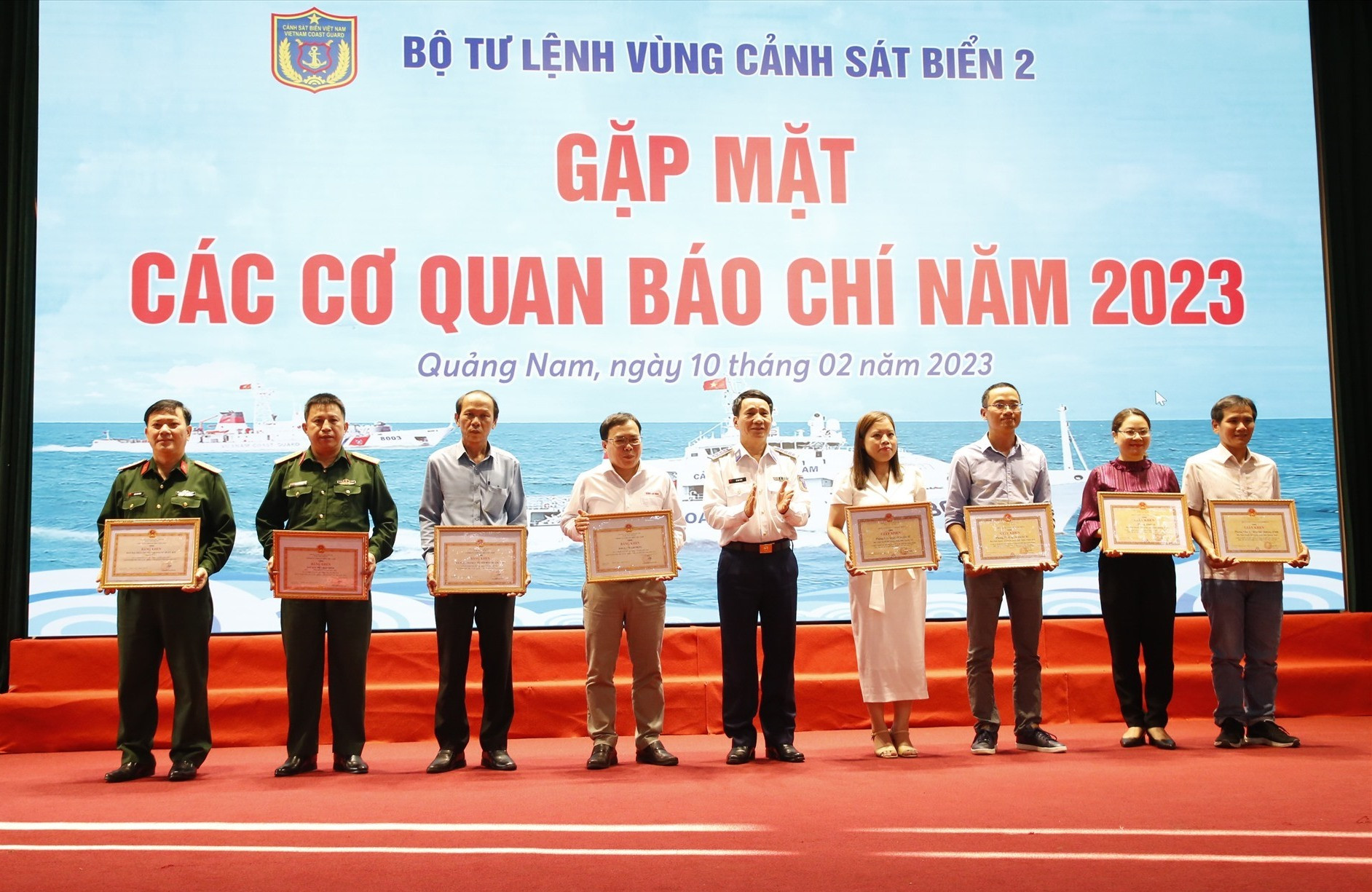 Các tập thể có thành tích xuất sắc trong công tác phối hợp tuyên truyền được Bộ Tư lệnh Cảnh sát biển Việt Nam tặng bằng khen. Ảnh: T.C