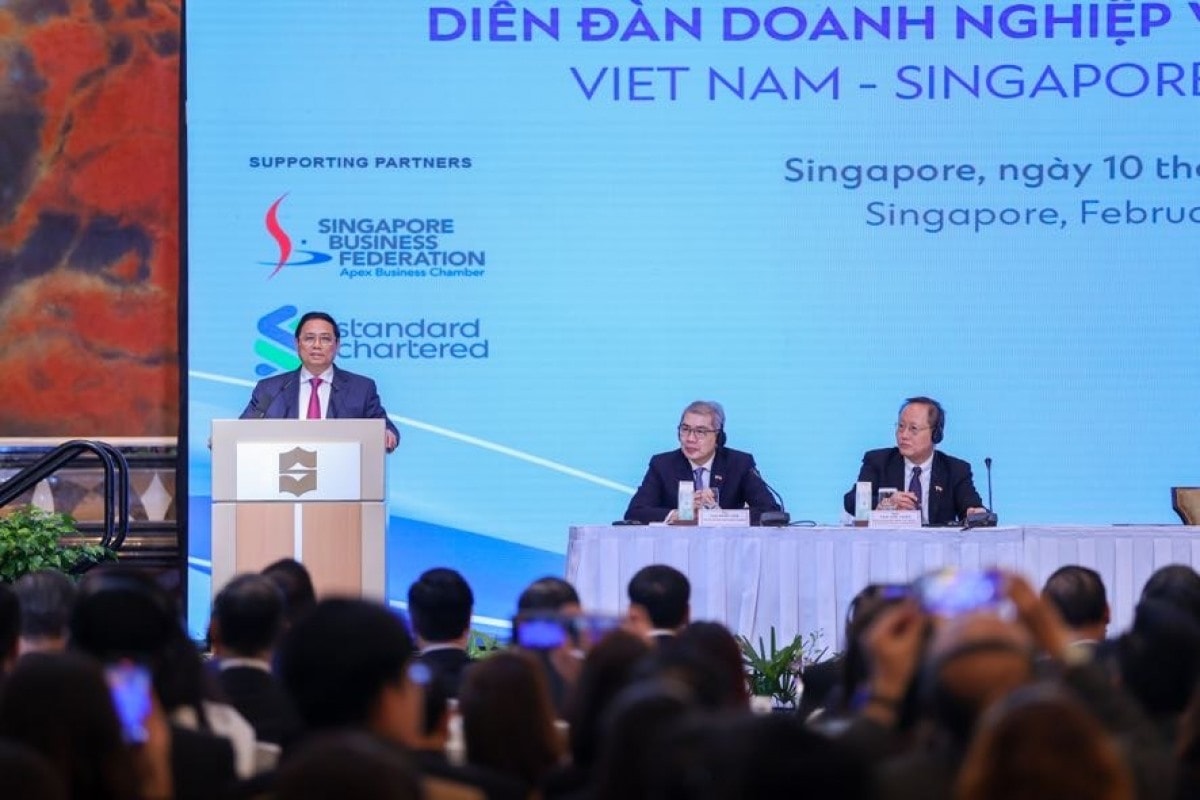 Vietnamese Prime Minister Pham Minh Chinh speaks at the Vietnam - Singapore business forum in Singaporeon February 10. (Photo” VGP)