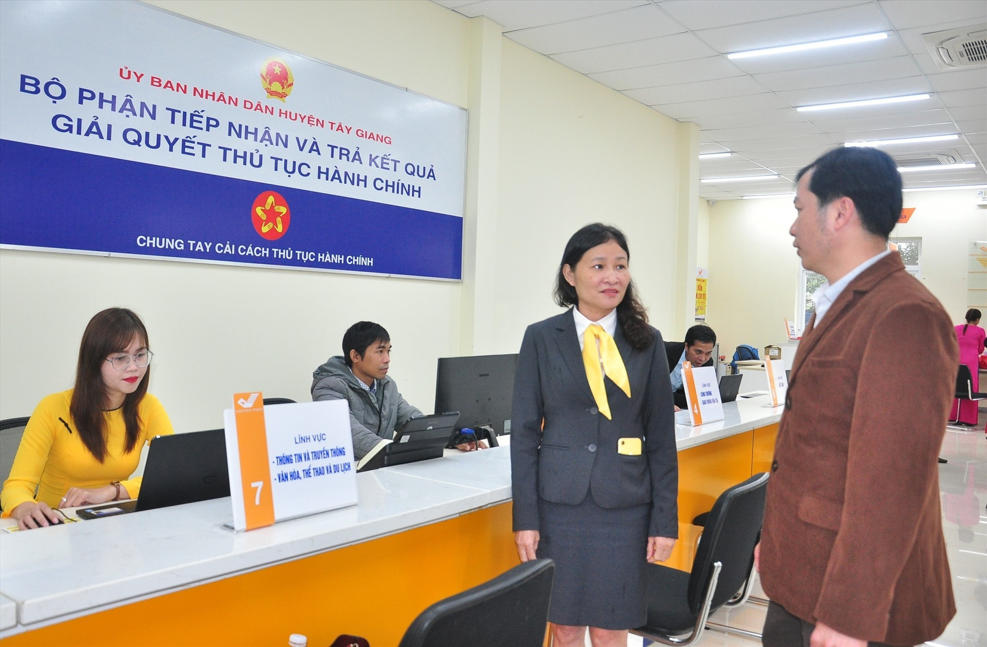 Đến nay, huyện Tây Giang là đơn vị duy nhất thực hiện chuyển trụ sở bộ phận một cửa sang bưu điện. Ảnh: V.A