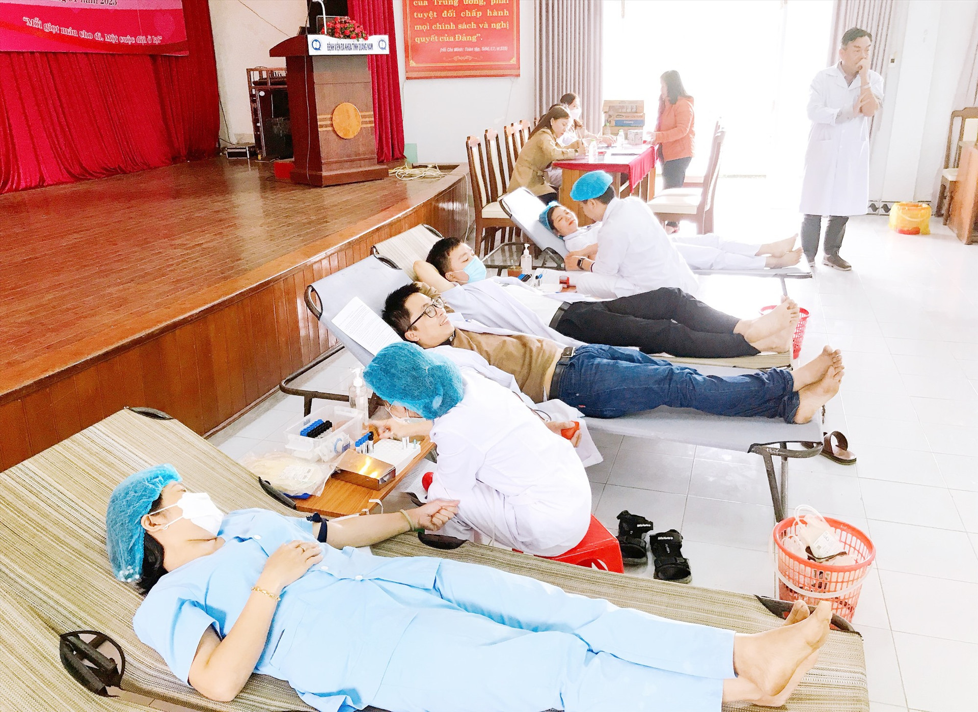 BVĐK Quảng Nam vừa tổ chức đợt hiến máu tình nguyện ngay sau khi làm việc trở lại sau tết. Ảnh: P.V