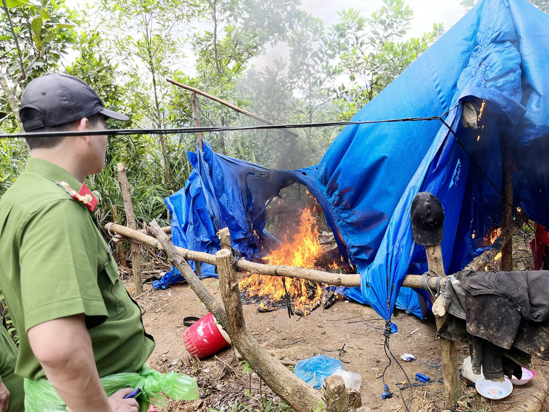 Phòng Cảnh sát môi trường truy quét, phá hủy nhiều lán trại của vàng tặc ở khu vực bãi vàng Bồng Miêu. Ảnh: T.C