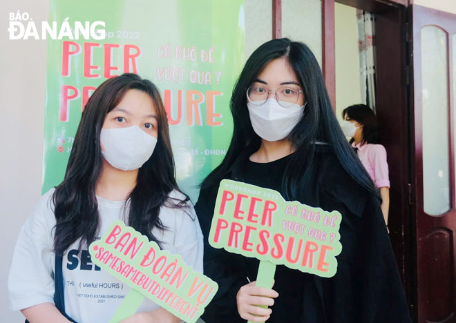 Sinh viên Trường Đại học Kinh tế (Đại học Đà Nẵng) háo hức tham gia workshop “Peer Pressure: Có khó để vượt qua?”. Ảnh: H.L