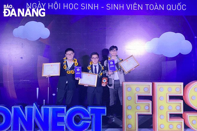 Tạ Hoàng Phúc (bìa trái) và Phạm Huỳnh Khánh Duy (bìa phải) được Trung ương Hội Sinh viên Việt Nam trao tặng danh hiệu “Sinh viên 5 tốt” năm 2022. Ảnh: P.V