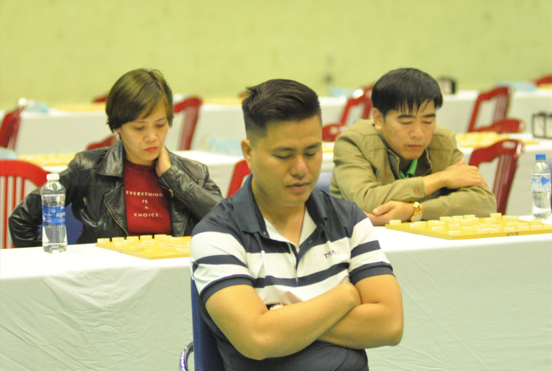 Lại Lý Huynh đang thi đấu cờ tưởng với các kỳ thủ ngồi phía sau. Ảnh: T.V