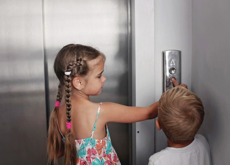 Trẻ em có thể bị thương nếu không có sự giám sát thích hợp khi sử dụng thang máy. (Ảnh: ITN).