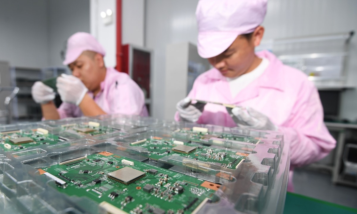 Công nhân làm việc tại công ty sản xuất chip ở Trung Quốc. Ảnh: CNS