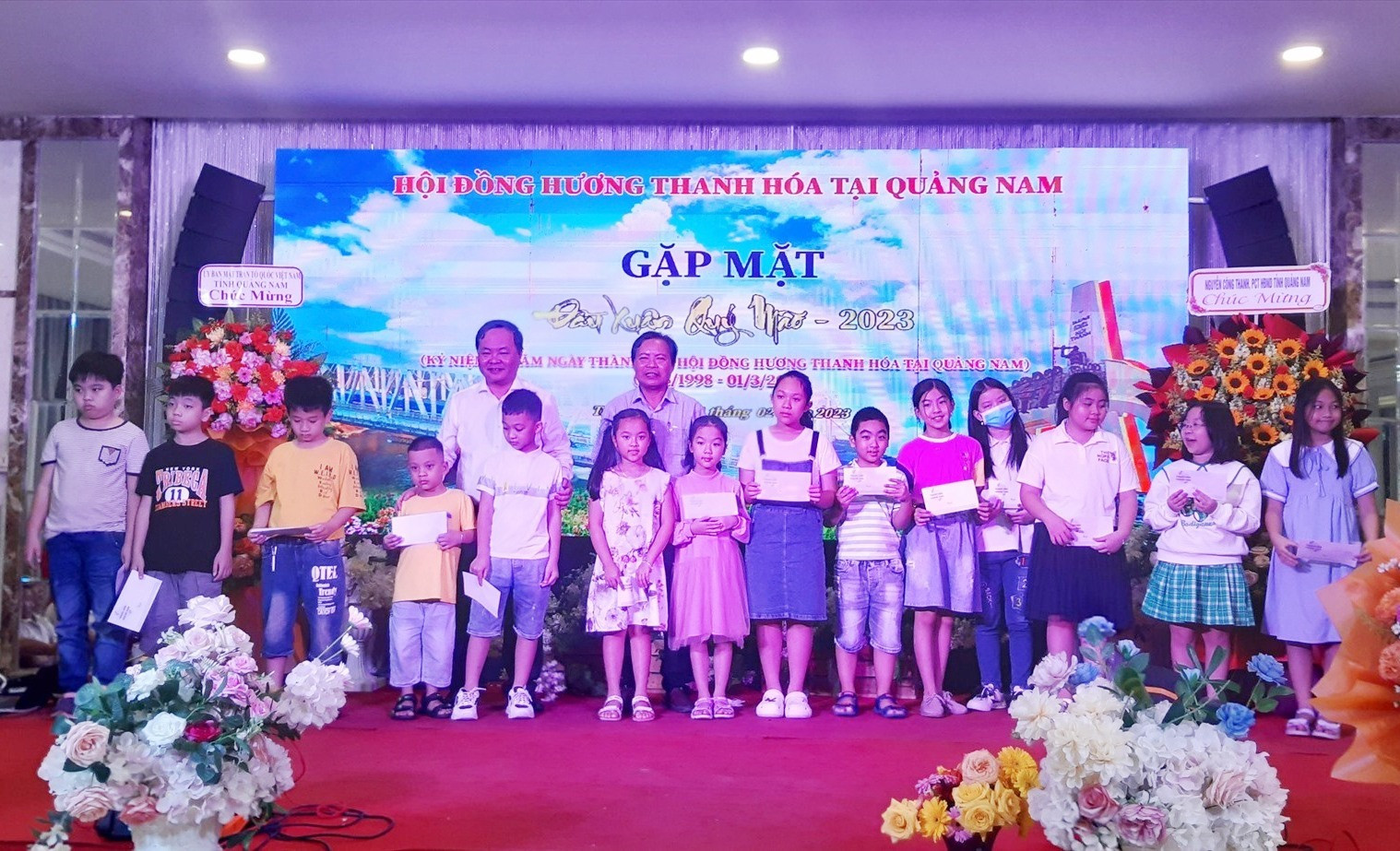 Nguyễn Hồng Quang-UVBTV Tỉnh ủy, Phó Chủ tịch UBND tỉnh trao quà cho học sinh là con em Thanh Hóa có thành tích xuất sắc trong học tập.