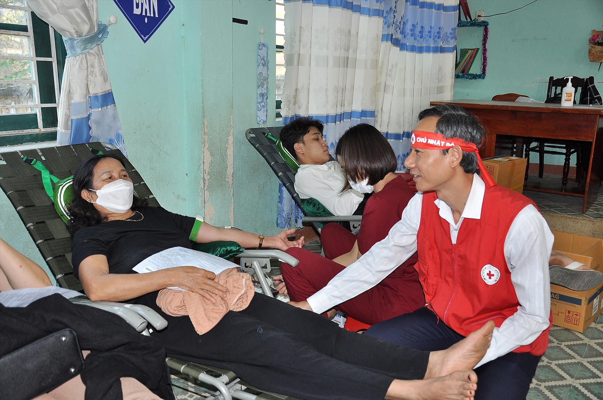 Ông Lê Tấn Minh - Chủ tịch Hội Chữ thập đỏ, Phó Trưởng ban Chỉ đạo vận động hiến máu tình nguyện tỉnh Quảng Nam thăm hỏi, động viên người hiến máu tại chương trình. Ảnh: VINH ANH