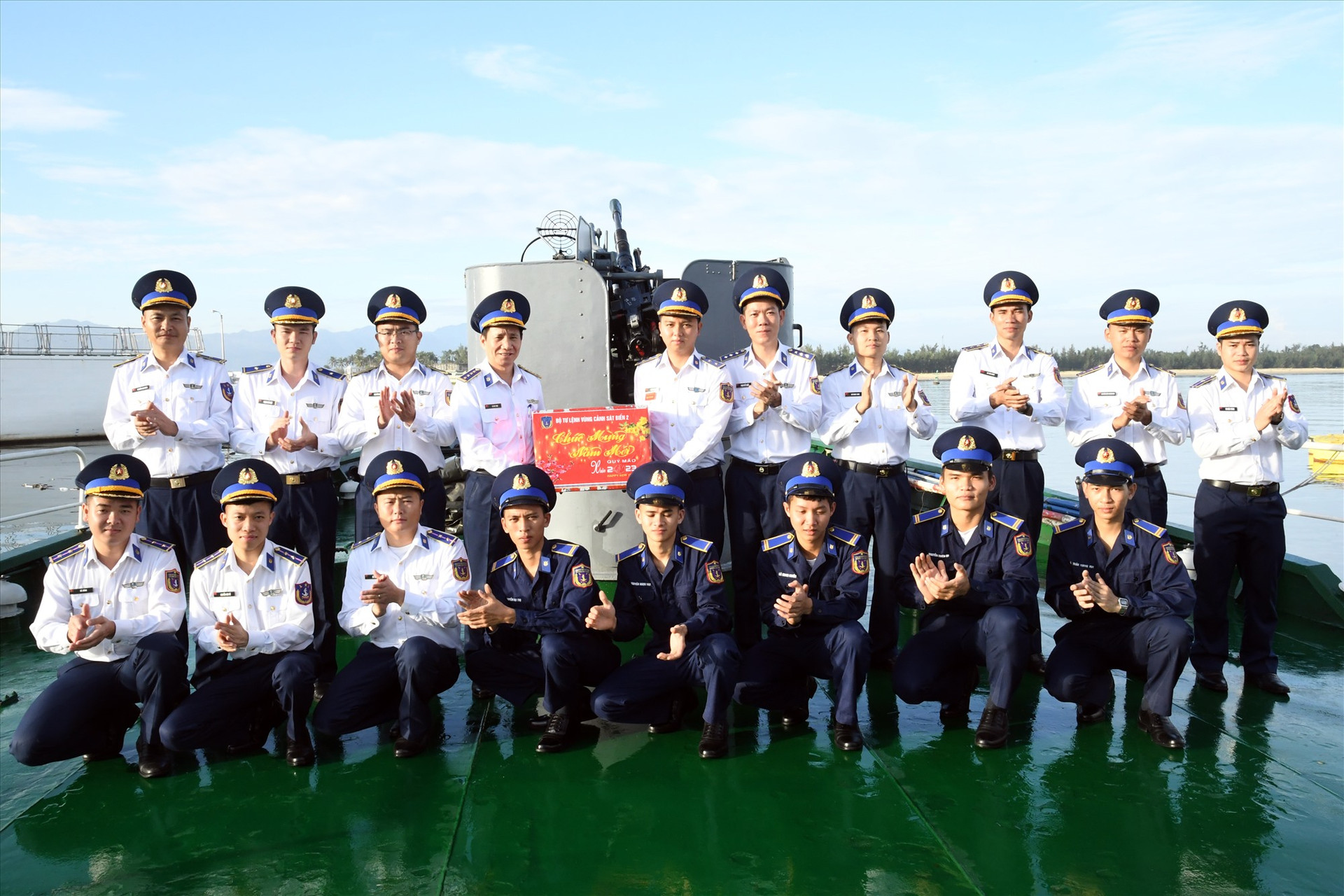 Đại tá Lê Huy Sinh, Chính ủy Vùng Cảnh sát biển 2 tặng quà, động viên cán bộ, chiến sĩ Tàu CSB 4033 lên đường tuần tra trên biển trong dịp Tết Nguyên đán 2023. Ảnh: T.C