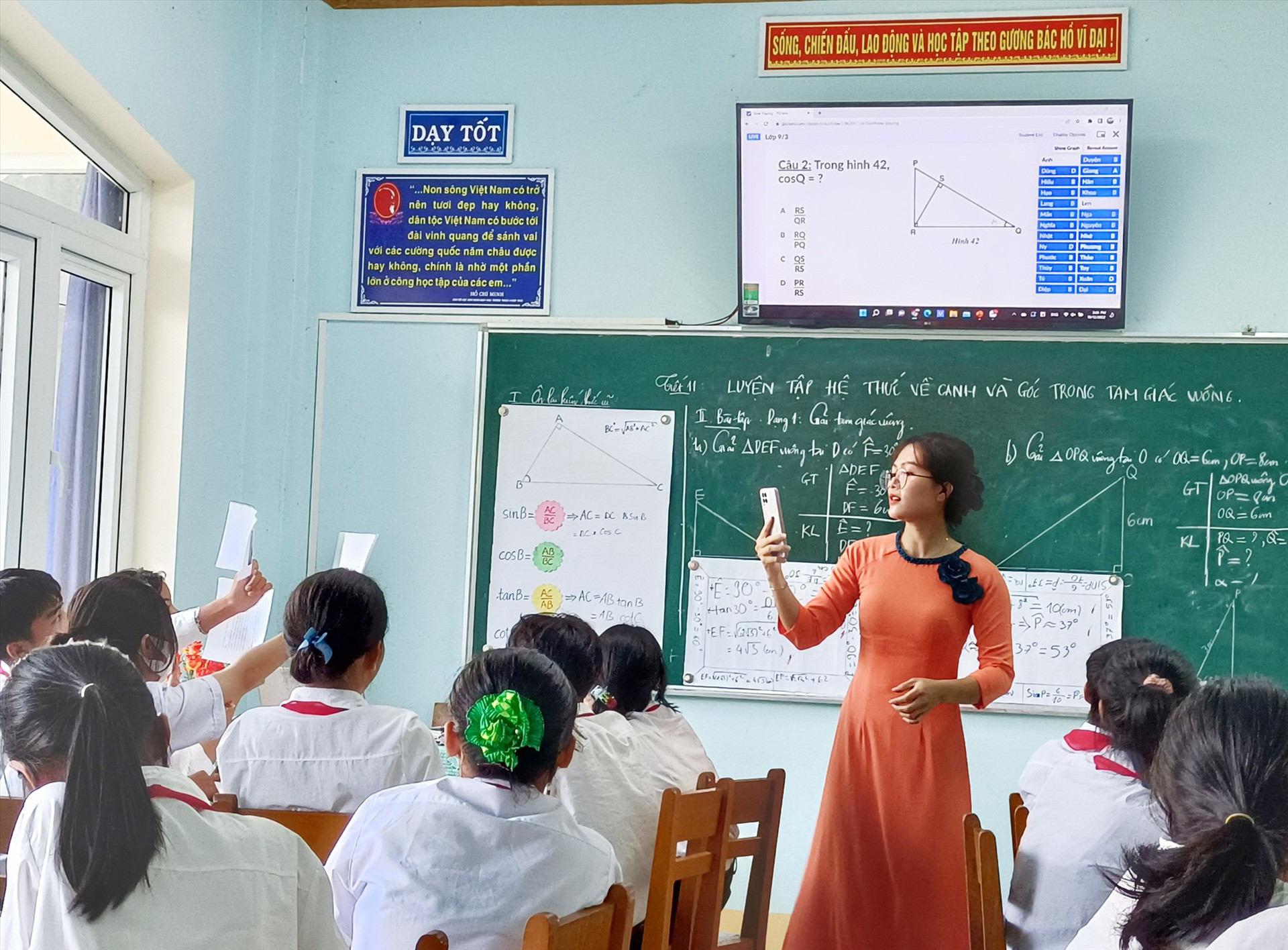 Quét mã code cho kết quả ngay trên màn hình tại một lớp học ở Trường THCS liên xã Cà Dy - Tà Bhing, Nam Giang. Ảnh: T.V