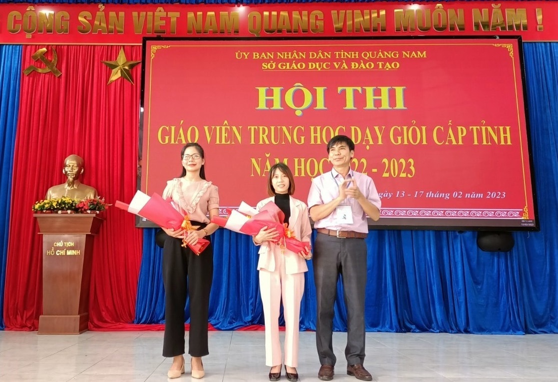 Tăng hoa lưu niệm cho đại diện thí sinh dự thi