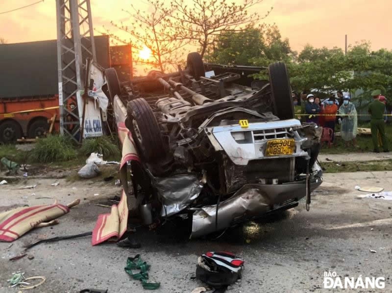 Tại hiện trường, ô-tô Ford Transit nằm lật ngửa giữa đường, hư hỏng nặng.