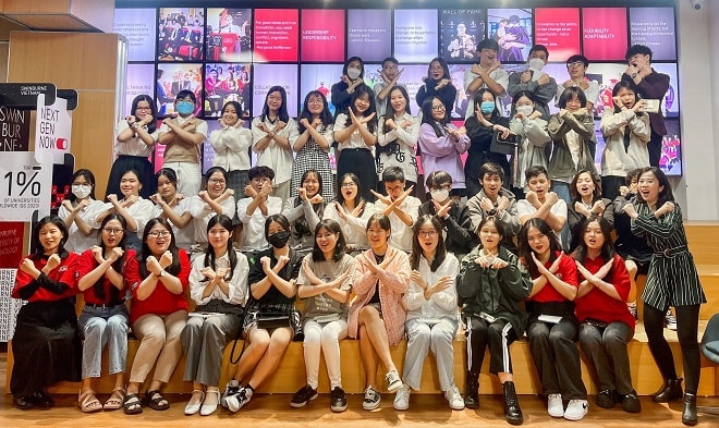 Các đội thi The Debate Challenge 2023 giao lưu và thi đấu tại Swinburne Việt Nam - Cơ sở Đà Nẵng.