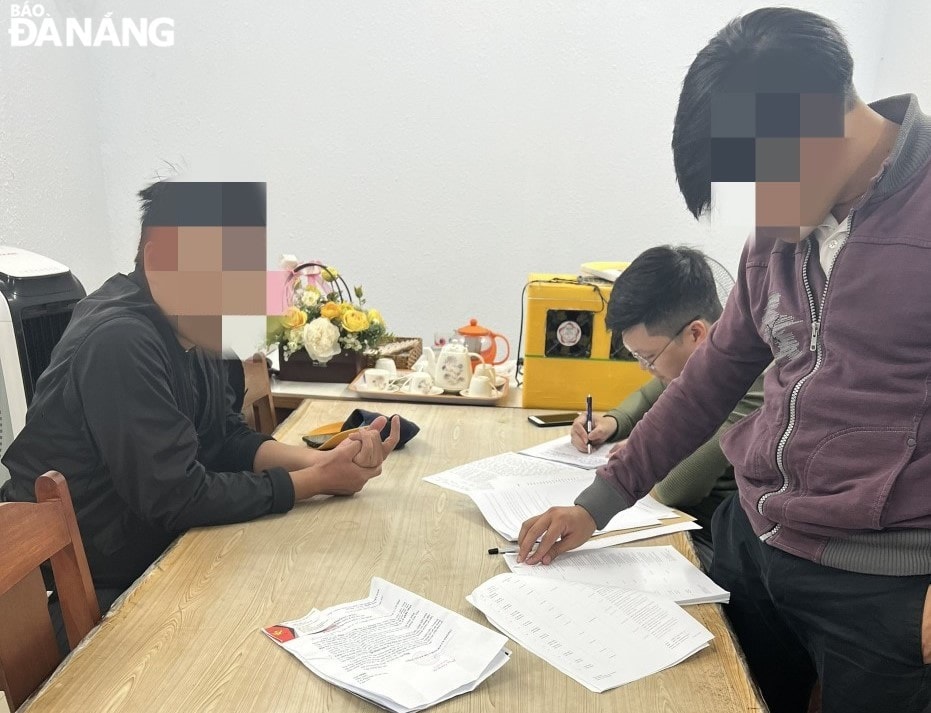 Đối tượng N.C.H (trái) tại cơ quan công an.