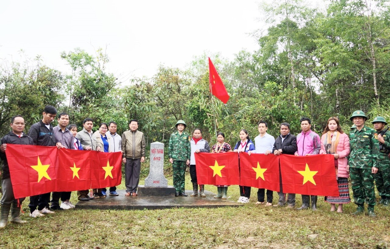 Lá cờ Tổ quốc - món quà ý nghĩa được tặng người dân ngay tại cột mốc chủ quyền. Ảnh: Đ.N