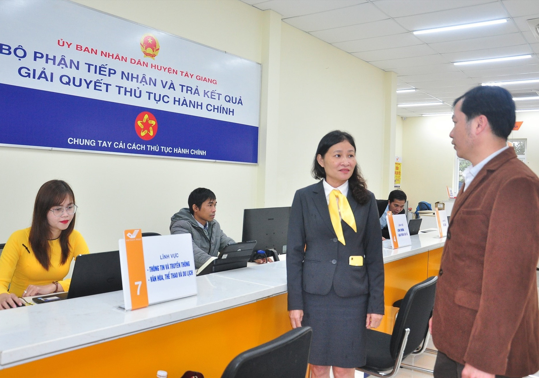 Liên quan đến chủ trương chuyển trụ sở bộ phận một cửa các cấp qua trụ sở bưu điện, đến nay, huyện Tây Giang là đơn vị duy nhất thực hiện. Ảnh: V.A