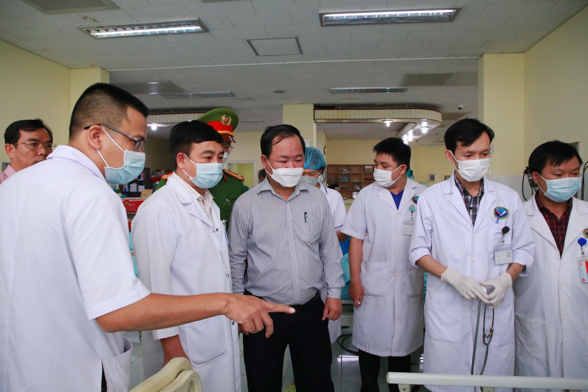 Phó chủ tịch UBND tỉnh Nguyễn Hồng Quang thăm, kiểm tra tình hình cấp cứu các nạn nhân