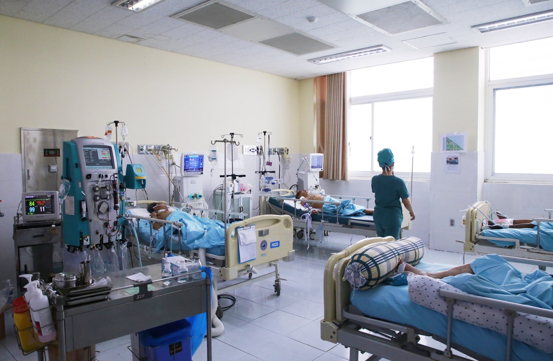 Các nạn nhân đang được tích cực điều trị, cứu chữa tại bệnh viện đa khoa Trung ương Quảng Nam. Ảnh: T.C