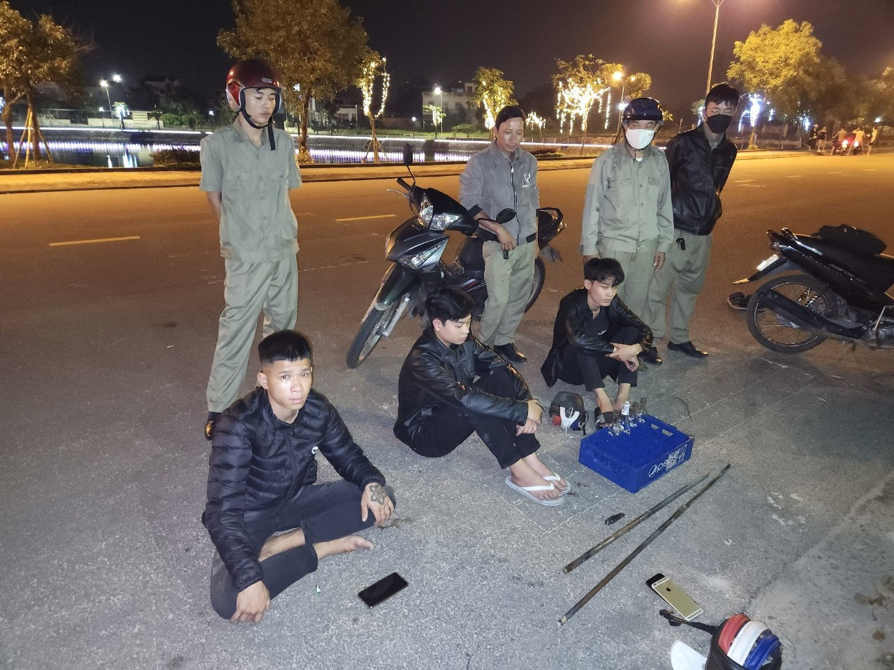Công an Phường An Mỹ bắt giữ nhóm đối tượng chuẩn bị đánh nhau tại bờ hồ Nguyễn Du. Ảnh: Đ.D