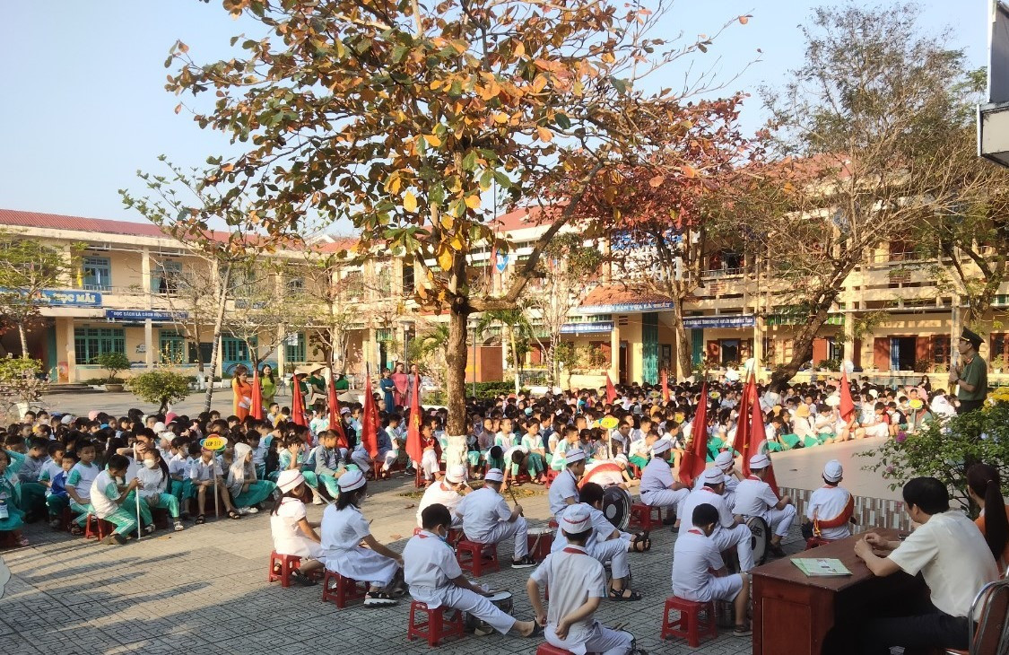 Hơn 1.100 em học sinh và thầy cô giáo Trường Tiểu học Nguyễn Văn Trỗi tham gia sinh hoạt ngoại khóa về phòng chống bạo lực học đường. Ảnh: Đ.D
