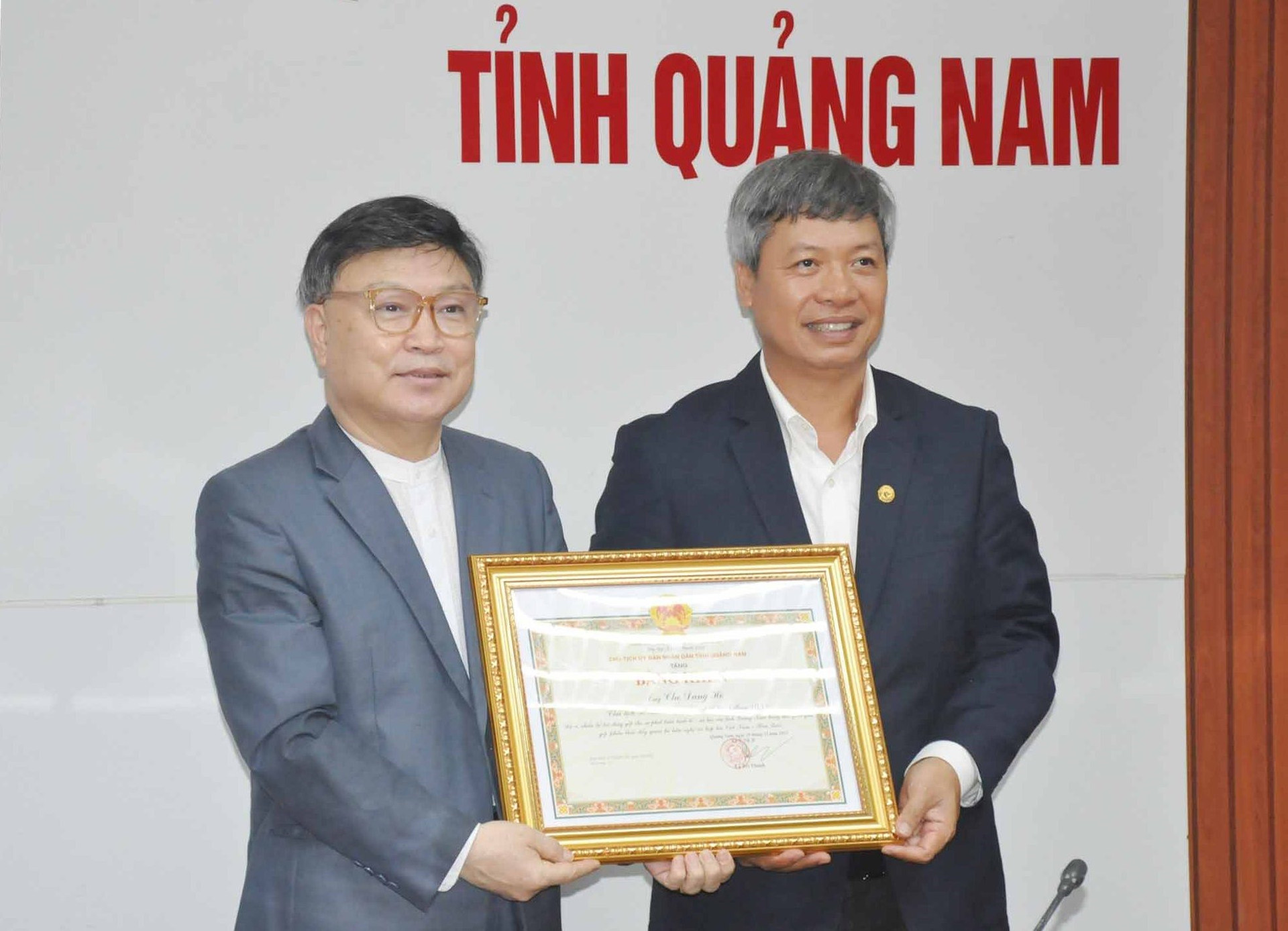 Phó Chủ tịch UBND tỉnh trao tặng Bằng khen của Chủ tịch UBND tỉnh cho ông Cho Dang Ho – Chủ tịch Tổ chức Làng Hoa sen quốc tế. Ảnh: N.Đ