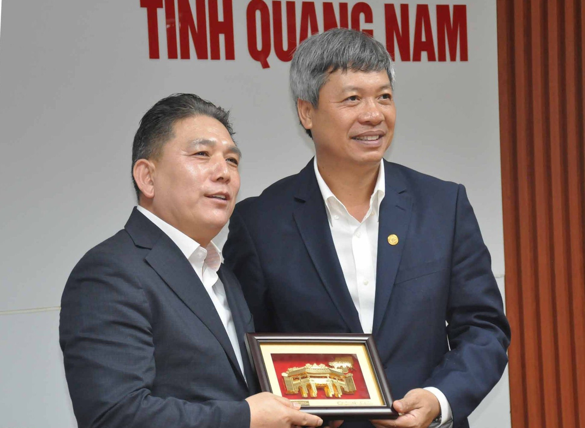 Phó Chủ tịch UBND tỉnh Hồ Quang Bửu tặng quà lưu niệm cho ông Lee Chang Sig - Ủy viên Hội đồng TP.Yongin, Trưởng các Ủy viên Hội đồng thuộc Đảng Sức mạnh quốc dân trong Hội đồng TP.Yongin. Ảnh: N.Đ