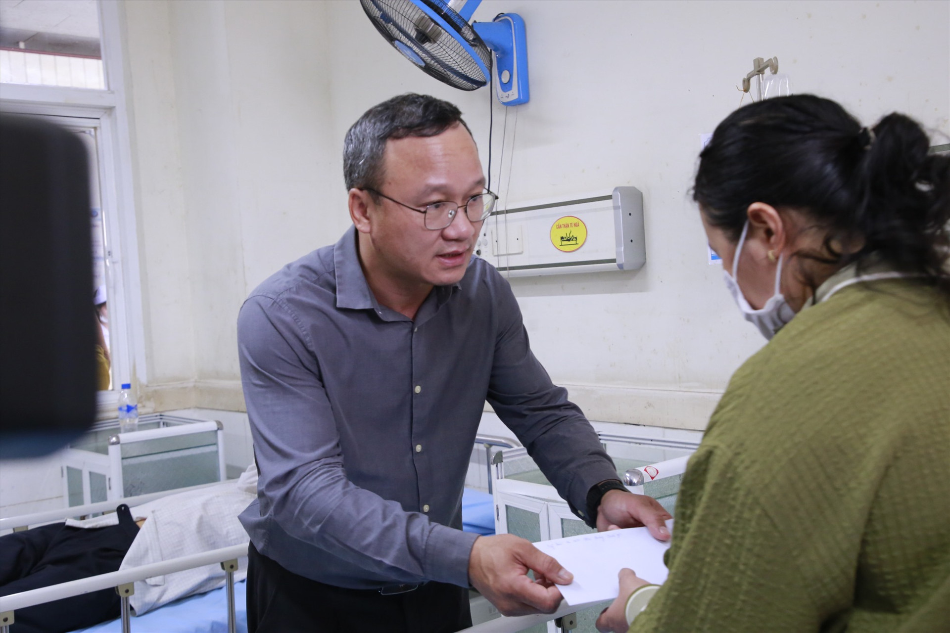 Sáng cùng ngày, ông Khuất Việt Hùng đến thăm hỏi, hỗ trợ nạn nhân vụ tai nạn giao thông đang điều trị tại bệnh viện đa khoa Trung ương Quảng Nam. Ảnh: T.C