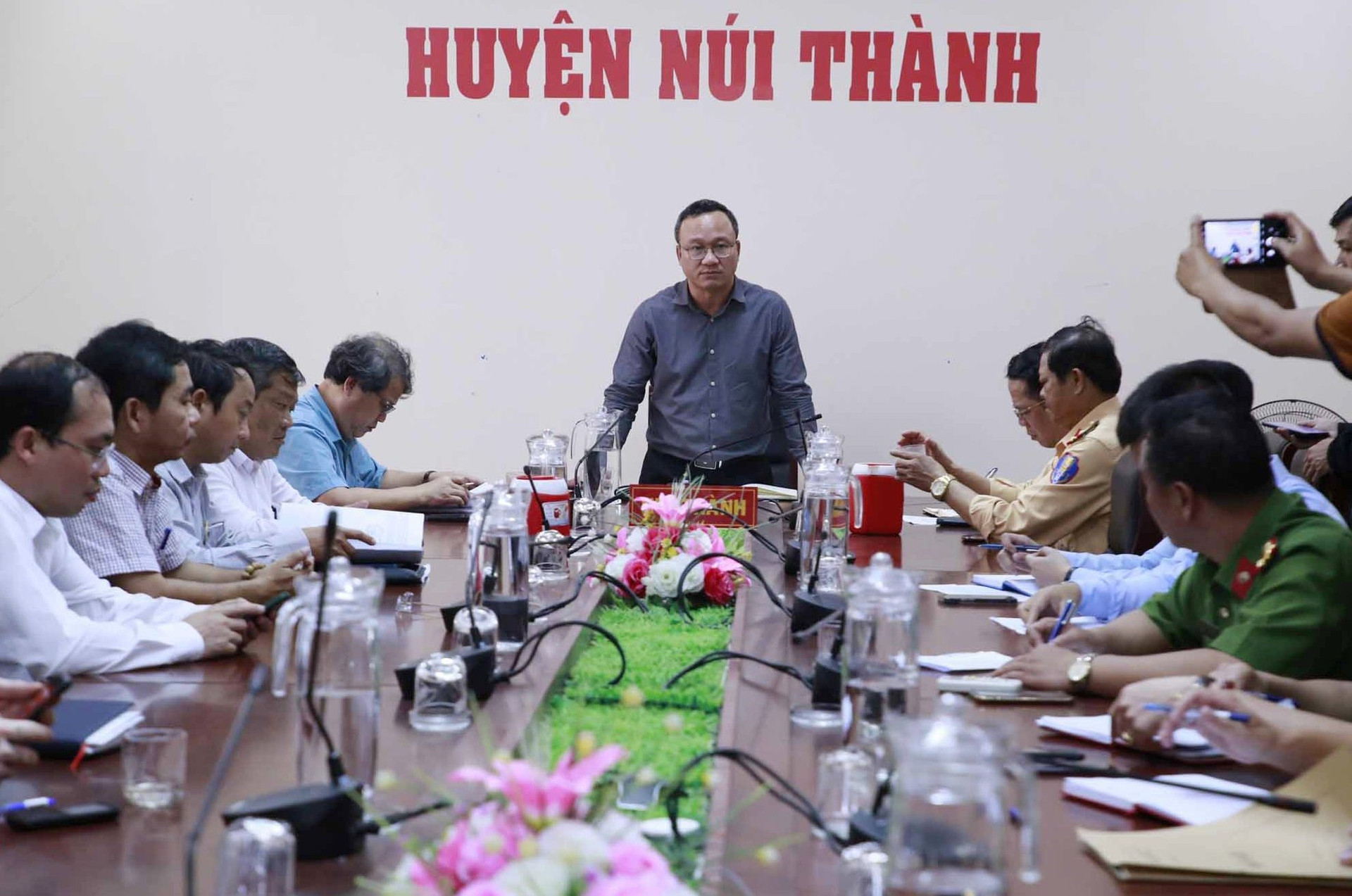 Ông Khuất Việt Hùng chủ trì buổi làm việc tại trụ sở UBND huyện Núi Thành trưa 14/2. Ảnh: T.C