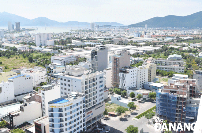 Theo dự báo của DKRA Group, năm 2023, nguồn cung giảm ở hầu hết các phân khúc, sức cầu chung toàn thị trường ở mức tương đương năm 2022. Trong ảnh: Khu vực đang phát triển mạnh về loại hình nhà ở, căn hộ, dịch vụ, du lịch tại quận Sơn Trà. Ảnh: HOÀNG HIỆP