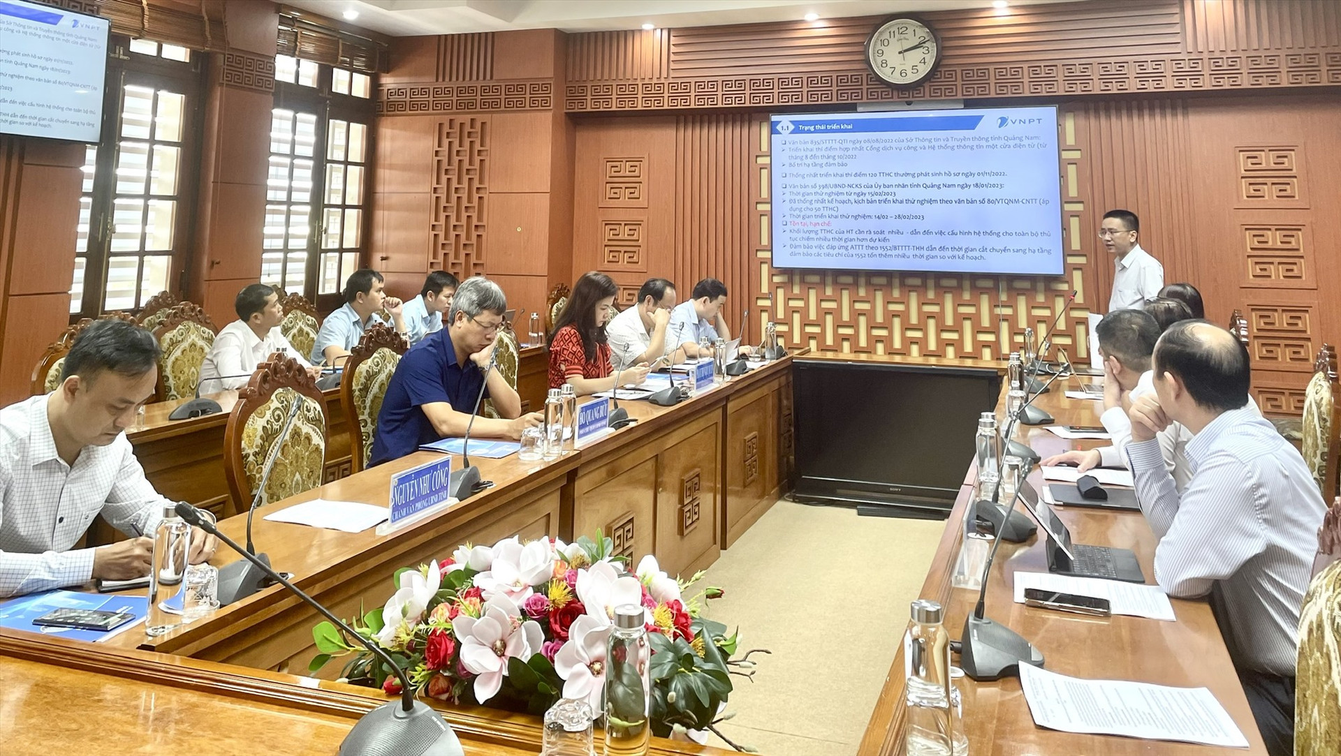 Tập đoàn VNPT  trình bày phương án đẩy nhanh tiến độ triển khai hệ thống thông tin giải quyết TTHC tỉnh Quảng Nam phiên bản mới nhất. Ảnh:N.P