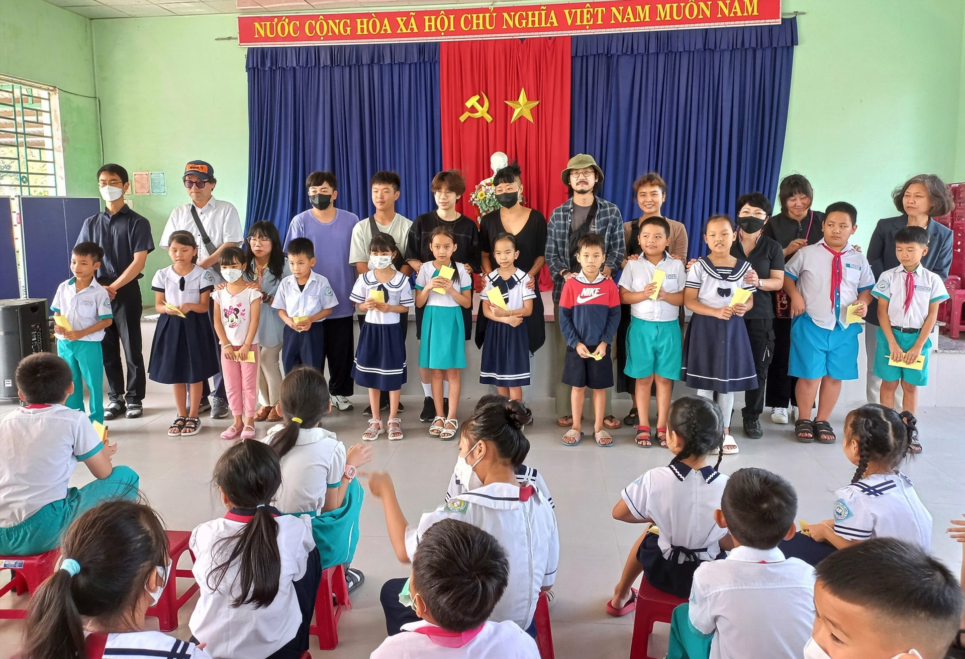 Quỹ Hòa bình Hàn - Việt trao tặng 90 suất học bổng cho các học sinh nghèo 2 trưởng tiểu học trên địa bàn phường Điện Duowg. Ảnh: K.L