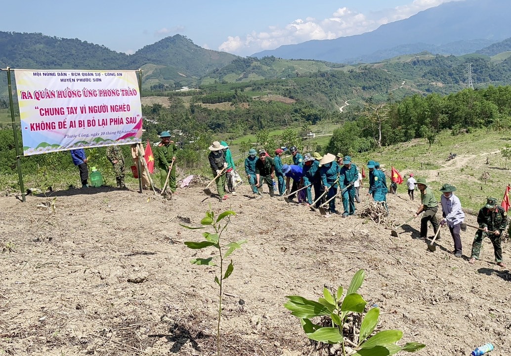 Hội Nông dân huyện Phước Sơn cải tạo đất rẫy trồng rau và cây màu cho nông dân. Ảnh: H.T