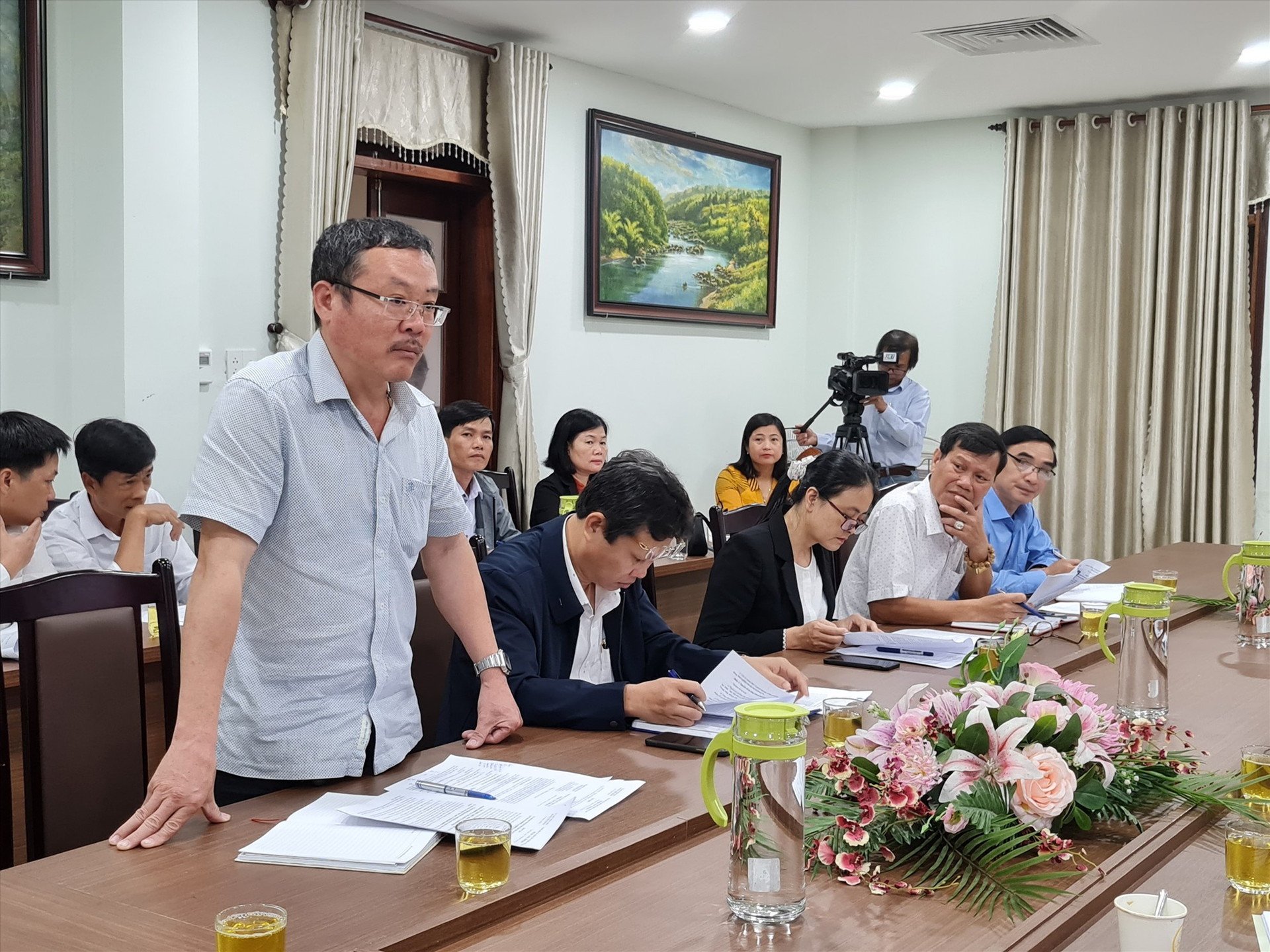 Chủ tịch UBND huyện Tiên Phước Trầm Quế Hương nêu ý kiến tại cuộc giám sát. Ảnh: D.L