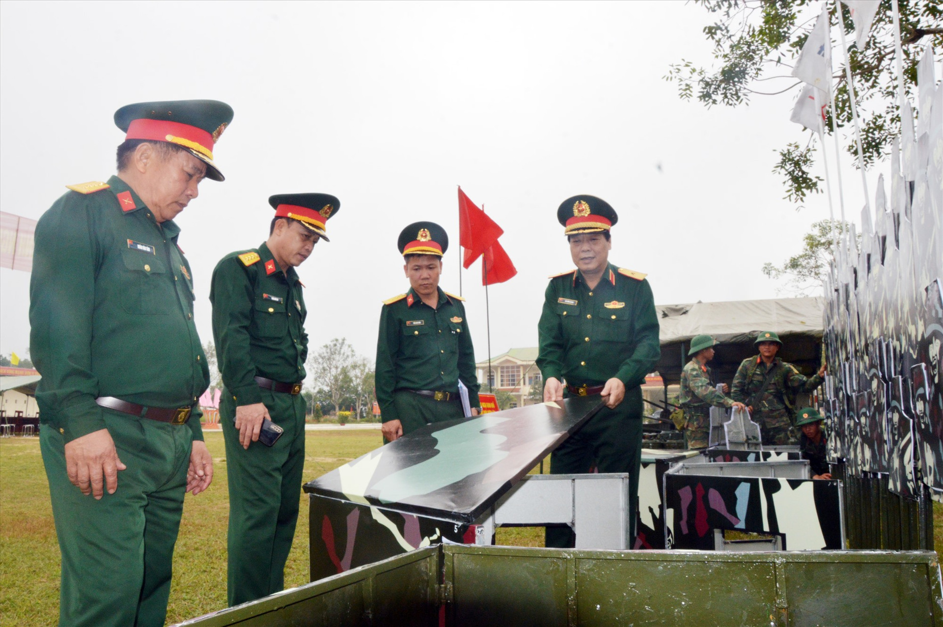 Thiếu tướng Bùi Hồng Quang, Phó Cục trưởng Cục Quân huấn kiểm tra tại Trung đoàn 885, Bộ CHQS tỉnh Quảng Nam.