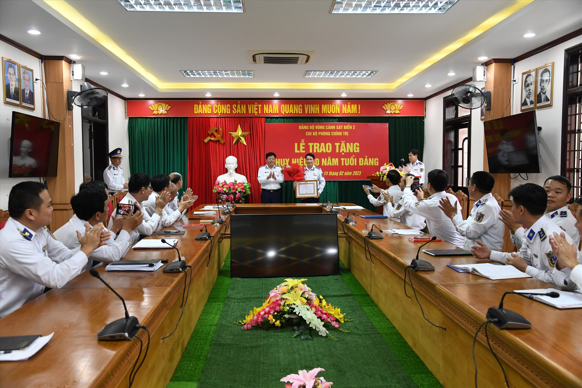 Lễ trao Huy hiệu 30 năm tuổi Đảng cho Đại tá Lê Huy Sinh. Ảnh: P.V