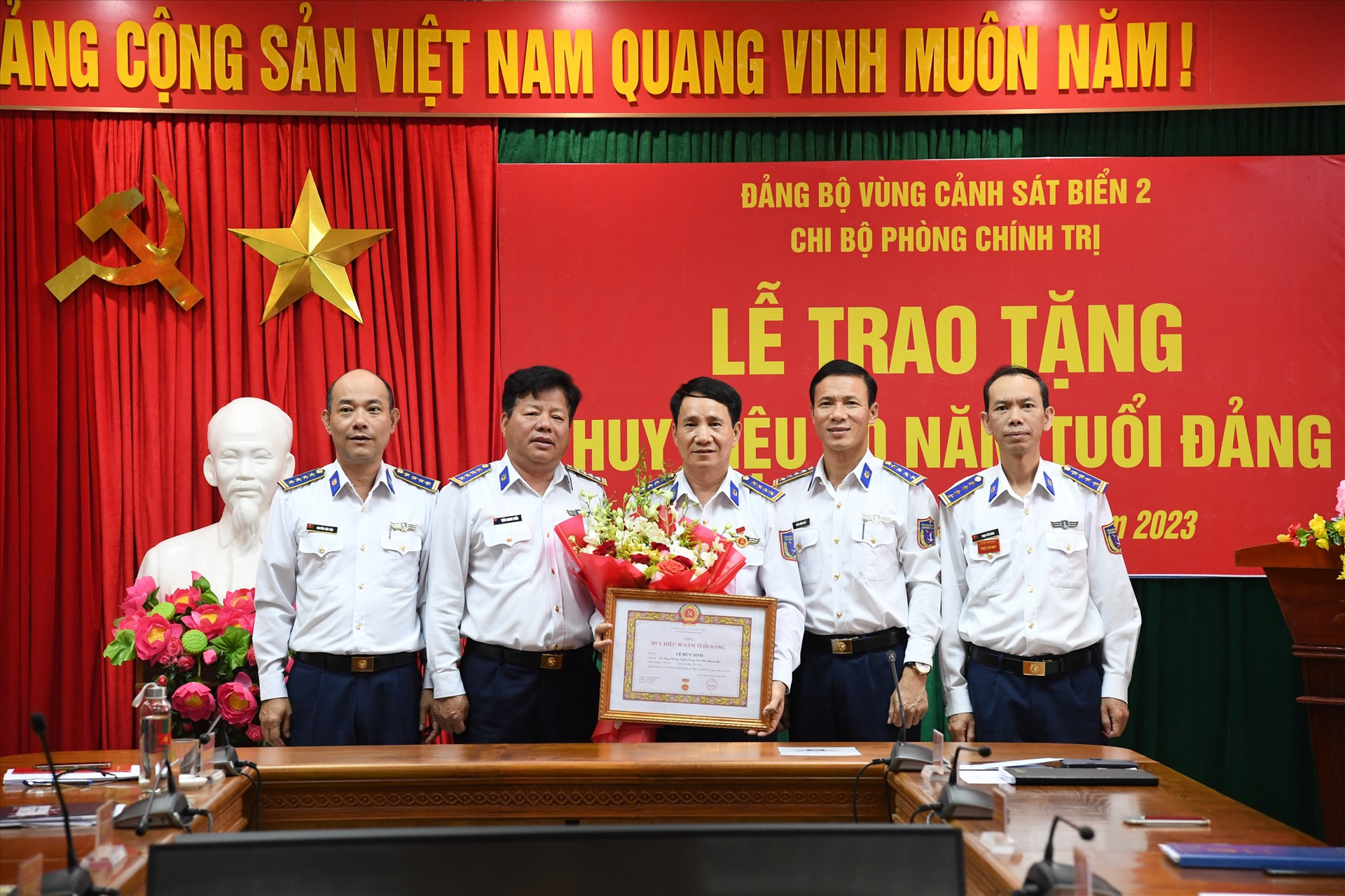 Thủ trưởng Bộ Tư lệnh Vùng Cảnh sát biển 2 chúc mừng Đại tá Lê Huy Sinh nhận Huy hiệu 30 năm tuổi Đảng.